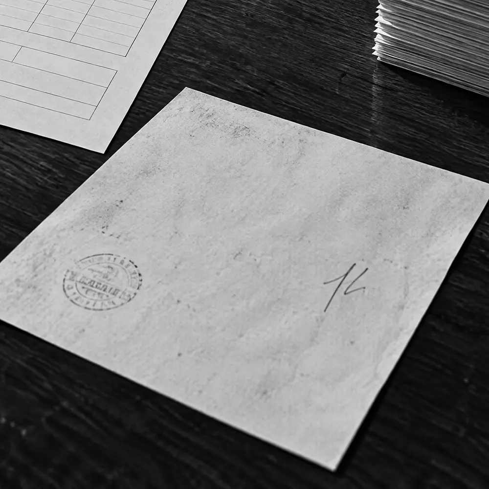 Beleg mit rundem Stempel und handschriftlichem Vermerk auf einem Tisch